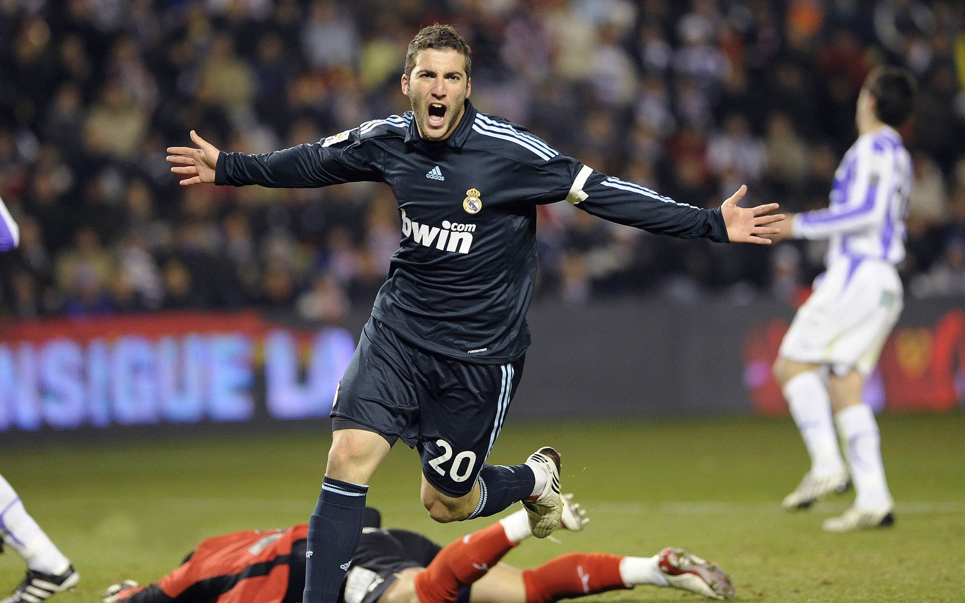 多位球员赛后主动加练展现积极态度争取赢得更多上场机会,现场赛使用加成球员打入5球